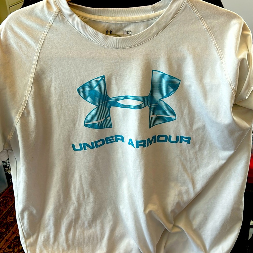 Under armour heat gear short sleeve shirt. Good condition.